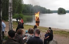 Kokko paloi, mitä nyt muutama puu päätti pelastautua järveen. 